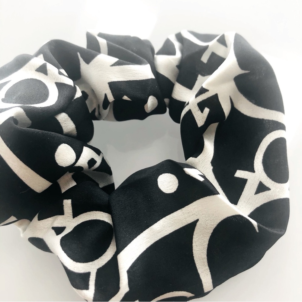 🎀NWOT Silk Large Hair Scrunchie🎀 - Picture 2 of 2